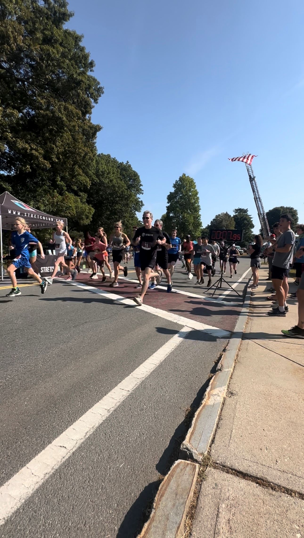 Photo of people starting the run for the Dover Days 5K
